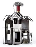 GLÜCKSBRINGER ZUM RICHTFEST: Zum Richtfest schenkst du am besten ein originelles Geschenk, das dem Beschenkten im neuen Haus als Glücksbringer lange Freude bereiten wird. Mit diesem eleganten Weinflaschenhalter aus Metall schenkst du etwas Besonderes, was den Bauherren noch lange als schicker Blickfang neben dem Kamin oder in der Küche als Erinnerung an eine aufregende und anstrengende Zeit des Hausbau Freude bereiten wird.