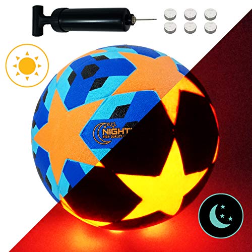NIGHTMATCH LEUCHTFUSSBALL MIT BALLPUMPE UND ERSATZBATTERIEN - Blue Stars Edition - toller Kinder-Fussball Ball - helle, sensor-aktivierte LED-Beleuchtung - Größe 5, Offz. Größe&Gewicht - Nachtfussball