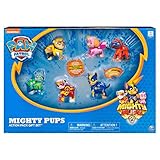 Keine Angst, die Mighty Pups sind da! Fügen Sie alle Mighty Pups zu Ihrer Paw Patrol-Kollektion mit diesem 6-Pack-Geschenkset hinzu. Marshall, Chase, Skye, Rubble, Zuma und Rocky werden von einer Meteordusche in Mighty Pups umgewandelt, tragen ihre brandneuen Mighty Pup Uniformen. Mit allen neuen Mighty Pup-Anzügen, Masken und Rettungsrucksäcken, sind diese Welpen bereit, den Tag zu retten. Um ihren Weg zum Abenteuer zu finden, hat jeder Mighty Pup seine eigene beleuchtete Abzeichen und Pfoten. Kinder können den Knopf auf ihrem Abzeichen drücken, um die Lichtfunktionen zu animieren. Dieses Geschenk-Set bringt den Heldentum und die Aufregung der Mighty Pups zum Leben, ist der schnellste Weg, um alle Mighty Pups zu sammeln. Kommen Sie den Mighty Pups und machen Sie sich auf eine brandneue Rettungsmission!