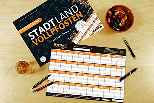 DENKRIESEN - Stadt Land VOLLPFOSTEN® - 'Intelligenz ist relativ' - innovatives XXL-Stadt-Land-Fluss Partyspiel - 50 Blätter - Stadt Land FLUSS NEU AUFGELEGT - 2