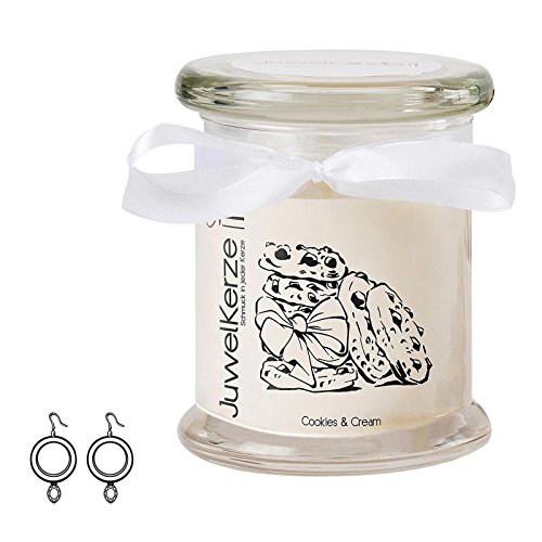 JuwelKerze „Cookies & Cream – Kerze im Glas mit Schmuck – Grosse beige Duftkerze mit Überraschung als Geschenk für Sie (Silber Ohrringe, Brenndauer: 60 Stunden)