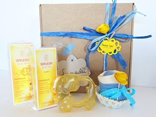 Regalo Originale per Nascita o Battesimo |Contiene: due Creme Weleda alla Calendula BIO, 1 Cupcake (= Bavaglino TOMMEE TIPPEE + Calzini in Cotone) e un Massaggiagengive Refrigerante CANPOL BABIES | Baby Shower Gift Idea | Tono Azzurro Per Maschietti