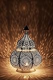 Tamaño: 30cm de alto y 20cm de ancho - Material: Metal - Color: Blanco por fuera, blanco por dentro - Esta farola india se puede abrir desde arriba para poner una vela pequeña por dentro