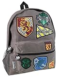 mochila escolar feminina harry potter Siéntete parte de la mejor escuela de magia con este divertido morral inspirado en Hogwarts con parches bordados de las distintas casas.