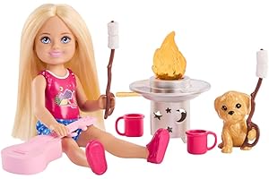 Barbie Rodzina i przyjaciele Chelsea Biwakowa przygoda Zestaw, mała lalka blondynka, figurka piesek i 6 akcesoriów kempingowych, zabawka dla dzieci 3+, JJV61