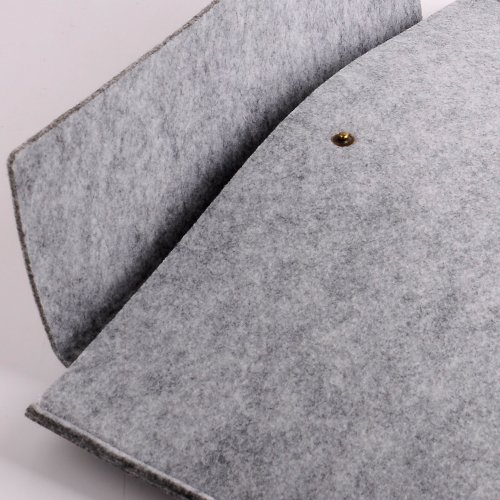 ©art&cherry Filztasche für MacBook Air 11″ mit Verschluss hellgrau - 4