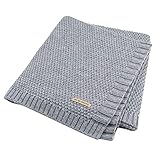 Con un diseño Vintage, permite arrullar al recién nacido con suma delicadeza. Se trata de un accesorio imprescindible para mantener el calor en las primeras horas tras el nacimiento. También es muy útil para los meses de primavera y verano