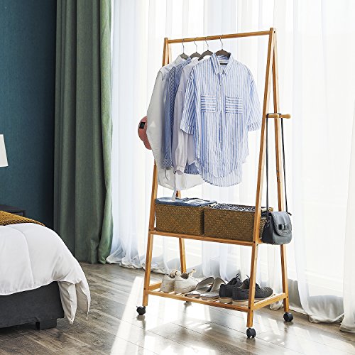Songmics höhe 152 cm Bambus Kleiderständer Garderobenständer Kleiderstange Schuhregal mit Rollen 2 Ablagen 4 Haken 69,5 x 152 x 43 cm RCR52N - 3