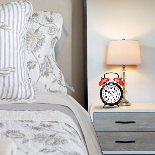 DreamSky Doppelglockenwecker mit sensorgesteuerter Lichtfunktion, Nachtlicht und Schlummerfunktion, 4 Zoll großes Zifferblatt, Analog Quarzwecker mit lautem Alarm, kein Ticken, geräuschlos, Batteriebetrieben, Schwarz&Rot - 6