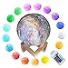 Produktbild Mond Lampe, Yurnero Sternenhimmel Nachtlicht 3D Universum szene Mondlicht 16 Farben Fernbedienung USB-Lade Dimmable Home Dekorative Mondlampe für Kinder Liebhaber Geburtstag Weihnachtsgeschenke