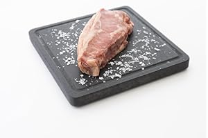 Piedra Volcánica DEKOBE para Asar Carne - Ideal para Barbacoas y Compatible con Horno - Plancha de Piedra para Cocinar Carne como Chuletón o Solomillo - con Surco Antigoteo (26x26x2cm)
