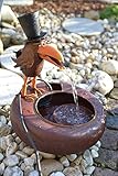 Wasserspiel Brunnen mit Rabe, Höhe 32 cm - Brunnen mit Pumpe -lustiger Rabe für den Garten - Brunnen mit elektrischer Pumpe, Spritzschutz und Kabel -- aus Metall--Kabelzuleitung für den Außenbereich ca. 250 cm, der Rabe öffnet beim Wasserspeien den Schnabel und schließt ihn wieder, Rabengrööse: Höhe 32 cm, Durchmesser 30 cm, fertig zusammengebaut