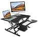 Produktbild TaoTronics Höhenverstellbarer Sitz-Steh Schreibtischaufsatz, Computer Tisch, Stehpult, Pneumatisch verstellbarer Laptoptisch mit abnehmbarer Schnellspann-Tastaturablage (81 cm / 32 in breit)