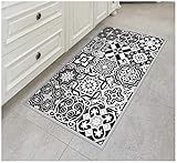 EMBELLECE TU SALA DE FORMA SEGURA: Elige entre una amplia variedad de ALFOMBRAS DE PISO DE VINILO TIVA DESIGN que son el aditivo decorativo perfecto para proteger tus pisos, mide aproximadamente 120 por 72 cm, y está disponible en 12 coloridos diseños; el regalo perfecto para la inauguración de una casa o un artículo que será atesorado por años; la alfombra llega enrollada en celofán lista para regalar. Refresca tu hogar con una alfombra para tu cocina diseñada con decoraciones de azulejos.