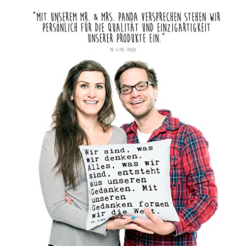 Mr. & Mrs. Panda Kissen 40×40 mit Spruch „Wir sind, was wir denken. Alles, was wir sind, entsteht aus unseren Gedanken. Mit unseren Gedanken formen wir die Welt.“ – 100% handmade aus Soft-Feel Kissenbezug – Kissen, Kissenhülle, Kopfkissen, Geschenk, Schenken, Couch, Sofakissen, weich, flauschig, 40×40, 40 x 40 Buddha, Weisheit, Spruch, Zitat, Lebensweisheit Spruch Sprüche Lustig Spass Geschenk Geschenkidee Zitate - 2