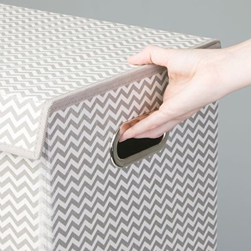 mDesign Wäschetruhe – Design Wäschekorb für Kinderzimmer, Bad oder Schlafzimmer – faltbar mit Fischgrätmuster und zwei Fächern – taupe/natur - 4