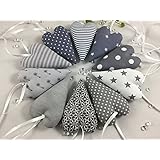 10 kleine Stoffherzen in verschiedenen Grau-Tönen