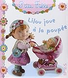 Lilou joue à la poupée