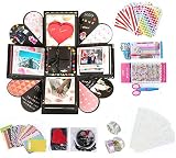 51 accesorios :1 * tijeras de onda de borde+1 * etiqueta engomada colorida del diamante+3 * cintas de encaje+6 * plantillas de modelado Forma+6 * pegatinas de amor de colores+6 * hojas de etiqueta de la esquina+8 * plumas de color+20 * pegatinas decorativas de dibujos animados