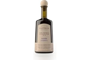 Organisk Aronia-ättika erhållen från juice av aronia-bär med långsam naturlig förgasning utan maskiner och kemiska tillsatser; värdefull mat för organismen