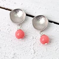 Zierliche Ohrstecker silber / moderne Ohrringe mit Koralle: Matt-versilberte, strukturierte Kelch-Ohrstecker mit rosa / pink Koralle-Perlen