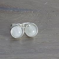 Weiße Edelstein Ohrstecker aus Regenbogen-Mondstein und Silber