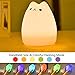 Produktbild DKLICH Nachttischlampe Bunten Atmosphäre Tischlampe Stimmungslichter Aufladbare Farbwechsellamp LED Kinder Nachtlicht Lampe Nacht Licht Tragen Kinderzimmer Lampe Schöne Baby Schlafen Schnuller für Kinder Kinder BPA-Freie Cute kitty Multicolor Lampe, empfindliche Hahn-Kontrolle 7-Color Atmung Dual Light Modi 12-Stunden Portable Nutzung (Fortune Cat)
