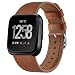 Produktbild TopTen Fan-Motive Leder Sports Handgelenk Armband Strap Ersatz Zubehör Armbanduhr-Band für Fitbit Versa Gesundheit und Fitness Smartwatch, Braun