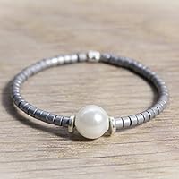 Ausgefallener Edelstein-Ring mit hellgrauem Hämatin und weißer Perle / alle Größen / biegsam und stabil