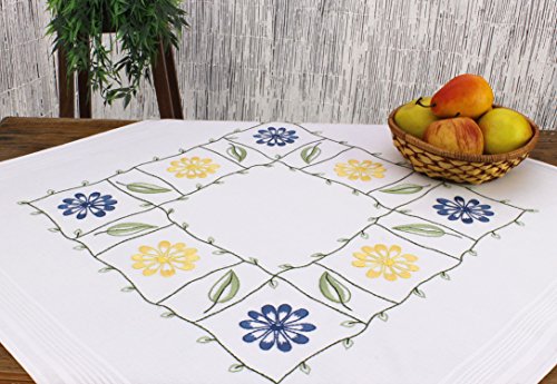 TOP- ANGEBOT -- -- -- Bezaubernde Stickpackung " BLUMENTRAUM / FLOWER DREAM " - Stickdecke 80 cm x 80 cm - Stielstich Plattstich und Nadelmalerei vorgezeichnet - Stickgarn und Stickdecke aus 100 % Baumwolle - fertig gesäumt mit eingewebtem Zierrand - qualitativ hochwertig - zum Sofort-Loslegen - Mitteldecke 80 cm x 80 cm - zum Selbersticken - aus dem KAMACA-SHOP