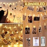 Schaffen Sie eine romantische Atmosphäre - Jede LED-Lampe ist mit einem transparenten Clip ausgestattet, der Fotos oder andere kleine Gegenstände einklemmen kann. Diese Lichterketten geben ein gemütliches warmweißes Licht ab, um Ihre Fotos zu dekorieren und eine warme und fröhliche Atmosphäre zu schaffen.