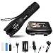 Produktbild Zuoao LED Taschenlampe,Zoombar Superhelle CREE LED Handlampe Aluminium Fackel mit Rücklicht,Einstellbarem Fokus,5 Licht-Modi,Camping Taschenlampen für Radfahren,inklusive 18650 Batterie und Ladegerät
