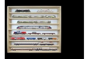 ALSINO V44a - Vitrina perfecta para maquetas a escala H0 y N. Fabricada en madera de abedul con 4 cristales de plexiglás. Dimensiones: 80 x 75,5 x 8,5 cm. Producto perfecto para coleccionistas.