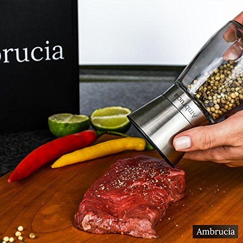 AMBRUCIA – hochwertiges 2-teiliges Salz- und Pfefferset, inklusive *Gratis Trichter *Gratis Ständer – unterschiedliche Mahlgrade einstellbar – Salzmühle – Pfeffermühle – Chilimühle – Gewürzmühle – schönes Glasgehäuse – Keramik-Mahlwerk – rostfrei – korrosionsbeständig – nachfüllbar – geschmacksneutral - 3