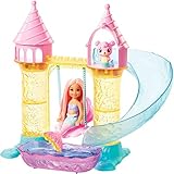 barbie chelsea na piscina Llena la piscina con agua y cuando el osito sirena baje por el tobogán salpicará a todo el mundo. Cuando caiga en la piscina, llénalo de agua y úsalo para lanzar chorritos de agua y sorprender a tus amigas.