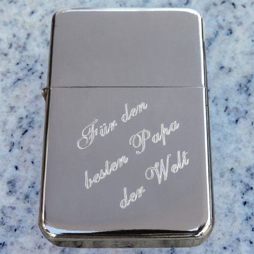 Cool Benzinfeuerzeug Chrom Poliert. Mit kostenloser Gravur auf der Vorderseite: Für den besten Papa der Welt auf der Vorderseite + Vornames oder Initialen auf der Rückseite - 2