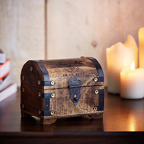 Geld-Schatztruhe zur Hochzeit aus dunklem Holz mit individueller Gravur – für das Geldgeschenk zur Hochzeit – Schmuck-Kästchen aus hellem Holz mit [Wunschname] und [Datum] – Hochzeitsgeschenk – Motiv Herzen – 14 x 11 x 13 cm - 5
