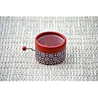 Rote Spieluhr im Retro-Look. Melodie: Canon de Pachelbel