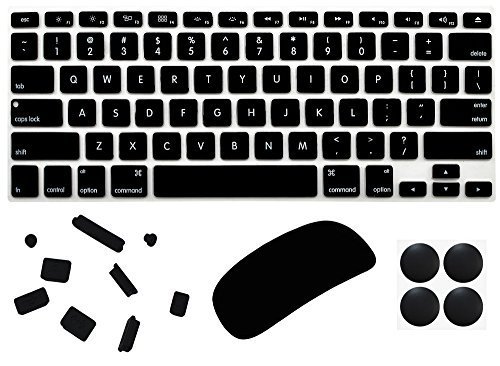 4 in 1 Lilware Accessory Kit für Apple MacBook Pro 13 ". Set Von Wasserdichte USA-Tastatur-Abdeckung + Magic Mouse Soft Skin Beschützer + Anti-Staub-Stöpsel + 4 Pack Austausch Gummifüße. Schwarz