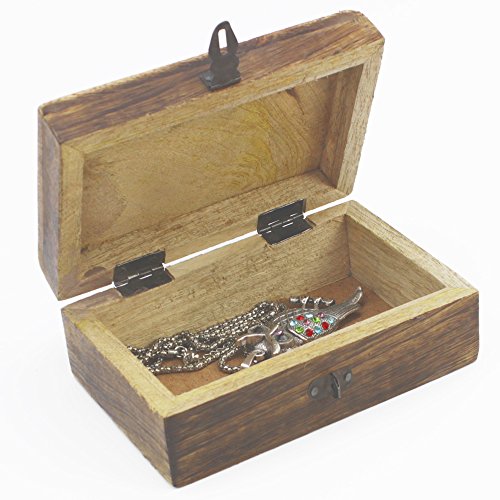 COM-FOUR® Schatzkiste aus Holz in Dunkelbraun, Holzbox mit Metall-Verschluss, in geflammter Optik, Handgeschnitzt, 15,2×9,8×5,8cm (1 Stück – schwarz) - 4