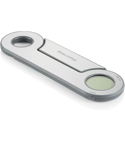 Slanke Vrouw Met Een Weegschaal in Haar Armen Die Ok Zegt Stock