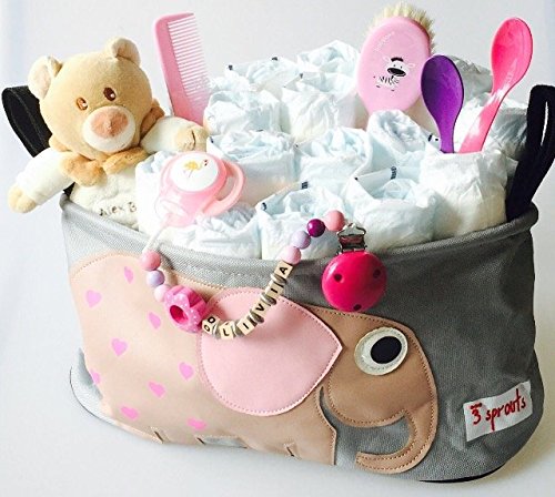 Elfenstall Windeltorte Pamperstorte 3 Sprouts Kinderwagentasche gefüllt mit Windeln der Marke Babylove, süssem Teddy-Bär Stofftier, Baby Bürsten-Set, 2 Breilöffel sowie Schnullerkette mit Schnuller als tolles Geschenk / Geschenkset zur Geburt oder Taufe auf Wunsch mit Name des Babys …