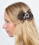 Mit Gruselfaktor: Der Fascinator ist aus schwarzer Tüll-Spitze gearbeitet und mit einem silbernen Spinnennetz samt baumelnder Spinne verziert