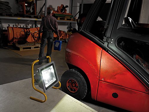 Brennenstuhl Mobile Chip-LED-Leuchte / LED Strahler außen und innen (Außenstrahler 50 Watt, Baustrahler IP65, LED Fluter Tageslicht) Farbe: silber/gelb - 11