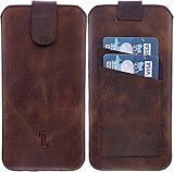 HANDLING: Das iPhone wird einfach von oben in die Schutzhülle geschoben und mit der Verschlusslasche gesichert. Die Verschlusslasche legt hierbei um die Öffnung der Tasche und sorgt für einen sicheren Verschluss. Das herausrutschen des iPhones wird so weitestgehend verhindert