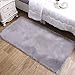 Produktbild Aicehome Lammfell Teppich,Flaumige Kunstfell Teppich, Stilvolle Ultra Weiche Seidige Lammfellimitat Teppich für Schlafzimmer Sofa Matte, Schaffell Teppich,60X90 CM,Grau
