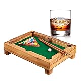 SET FÜR DEN HOBBYKELLER: Dieses ausgefallene Geschenkset enthält einen vollfunktionsfähigen Pool-Tisch mit Kugeln, Queues und Holztriangel sowie ein edles Tumbler-Glas mit graviertem [Namen] und [Jahreszahl].