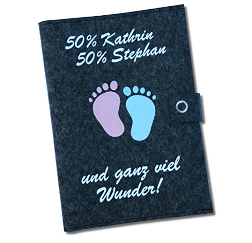 Mutterpasshülle Deluxe „50% Kathrin 50% Stephan“ mit extra Fächern und Verschluss aus 100% Wollfilz – in deutscher Handarbeit gefertigt – - 2