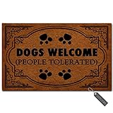 Diseño: Dogs Welcome (People Tolerated), el diseño está impreso en la superficie superior de felpudo de MsMr Studio.