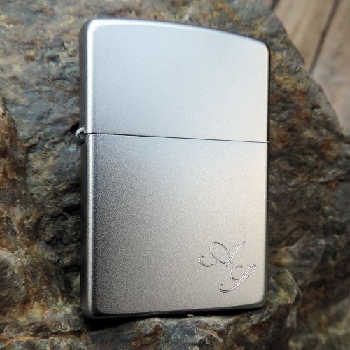 Zippo Satiniert ; Originales satiniertes Zippo- Benzinfeuerzeug mit Kostenlose Gravur auf der Vorderseite : Vorname oder Initialen